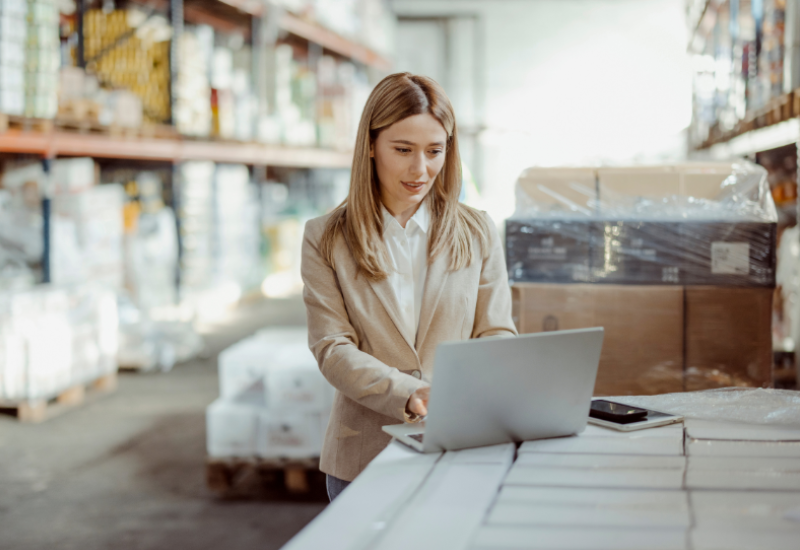 A small business owner using QuickBooks to manage-inventory.